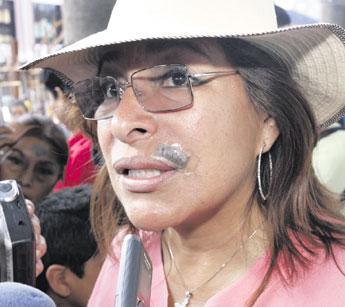 Balbina Herrera recibió el latazo el domingo de carnaval en Penonomé. - politica