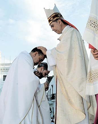 Ordenan nuevos Obispos Monseñor José Dimas Cedeño impone sus manos