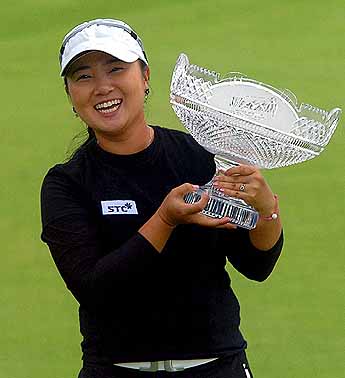 Jang Gana Abierto Brit Nico Jeong Jang Muestra El Trofeo De Campeona