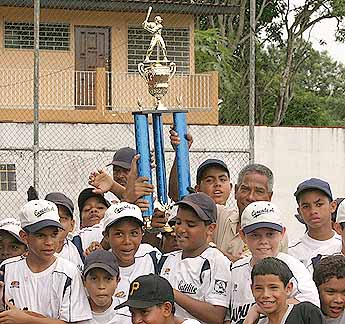 Campeones! * Curundú "B" Celebra Con El Trofeo De Campeones. (Foto ...